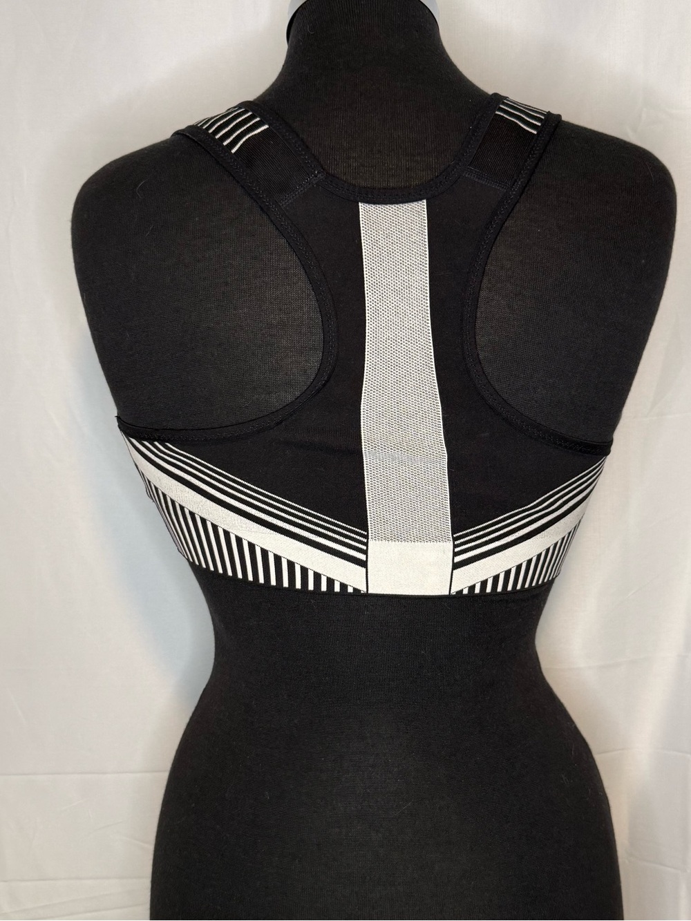 Nike FE/NOM Flyknit High Support Sports Bra Black White Striped Size M - Picture 5 of 6